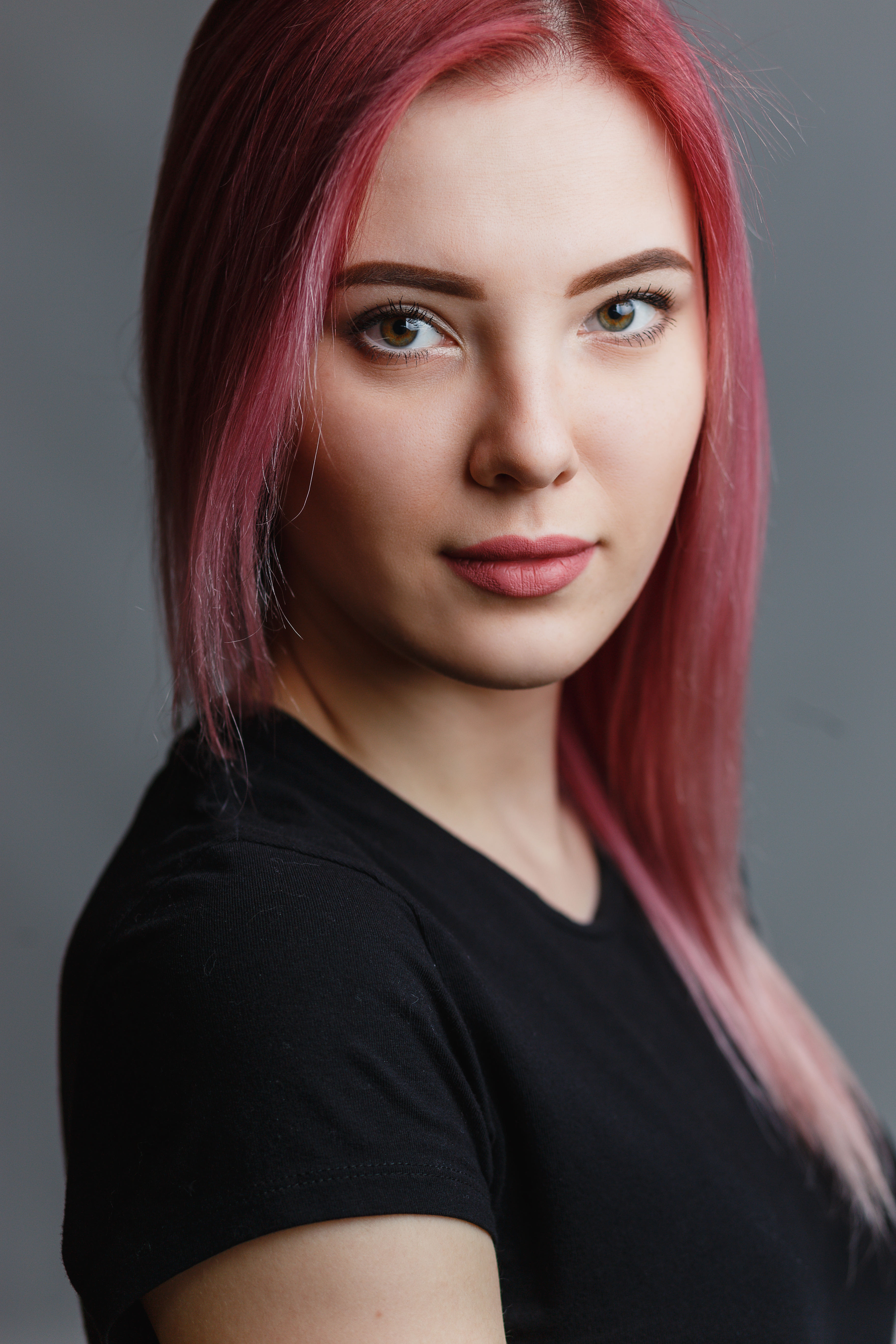 Beautiful,Girl,With,Pink,Hair,In,Studio